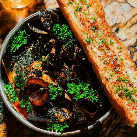 Vignette Collection Yours Truly Dc By Ihg Washington Ngoại thất bức ảnh A bowl of mussels with a slice of garlic bread