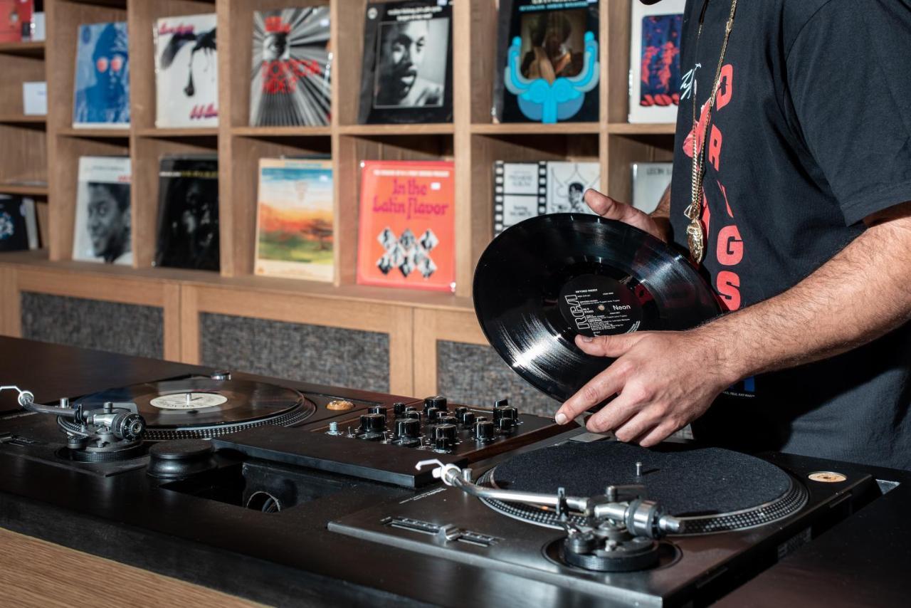 Vignette Collection Yours Truly Dc By Ihg Washington Ngoại thất bức ảnh A DJ playing a record
