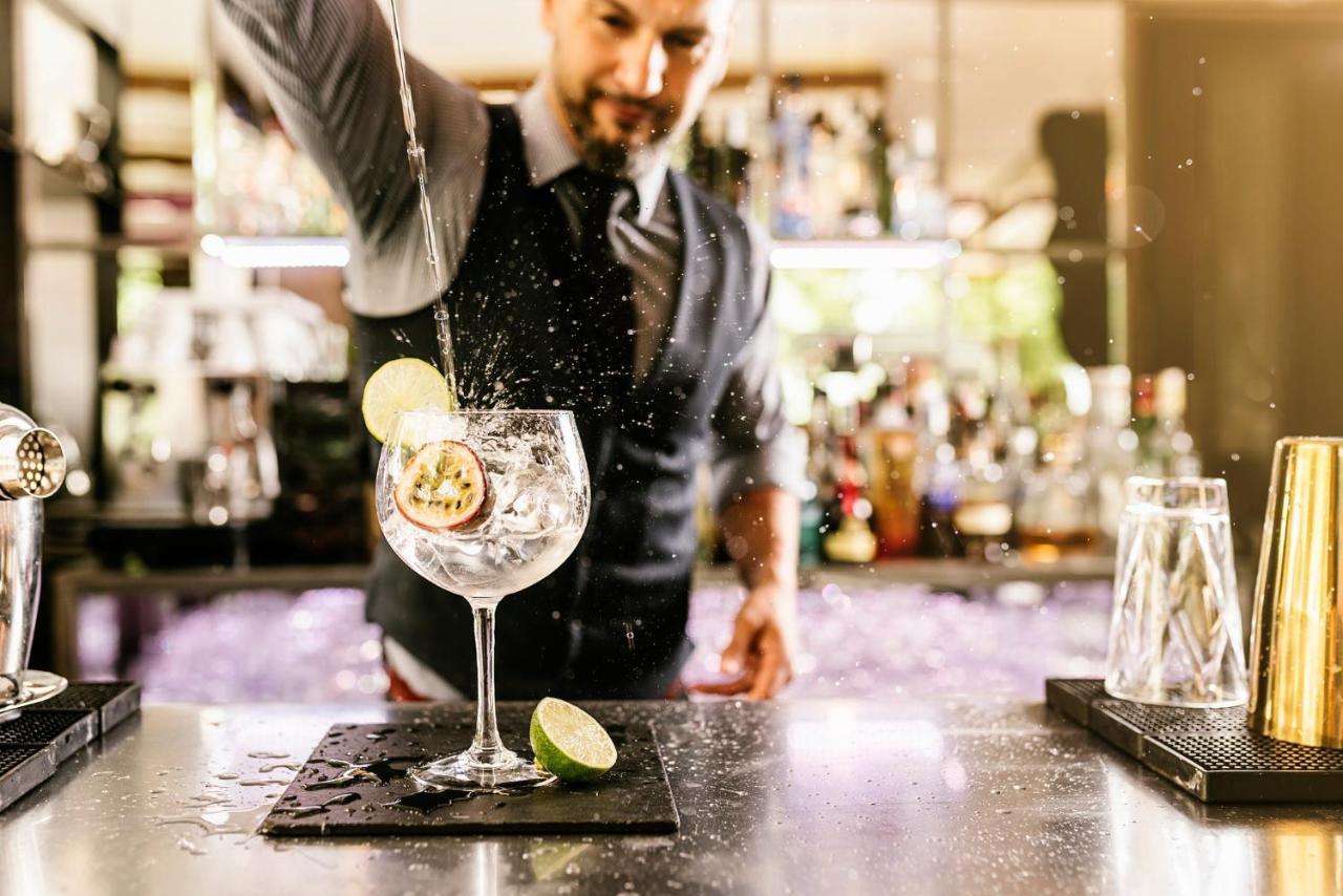 Vignette Collection Yours Truly Dc By Ihg Washington Ngoại thất bức ảnh A bartender preparing a cocktail