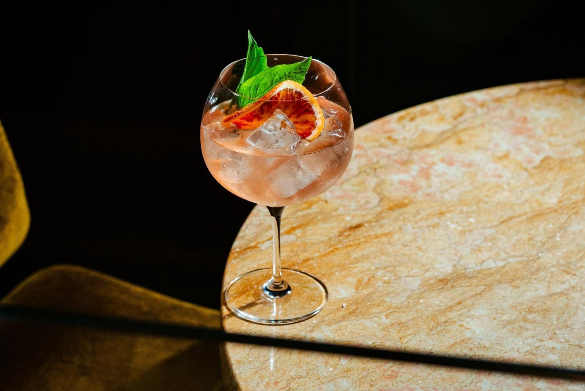Vignette Collection Yours Truly Dc By Ihg Washington Ngoại thất bức ảnh A pink gin and tonic