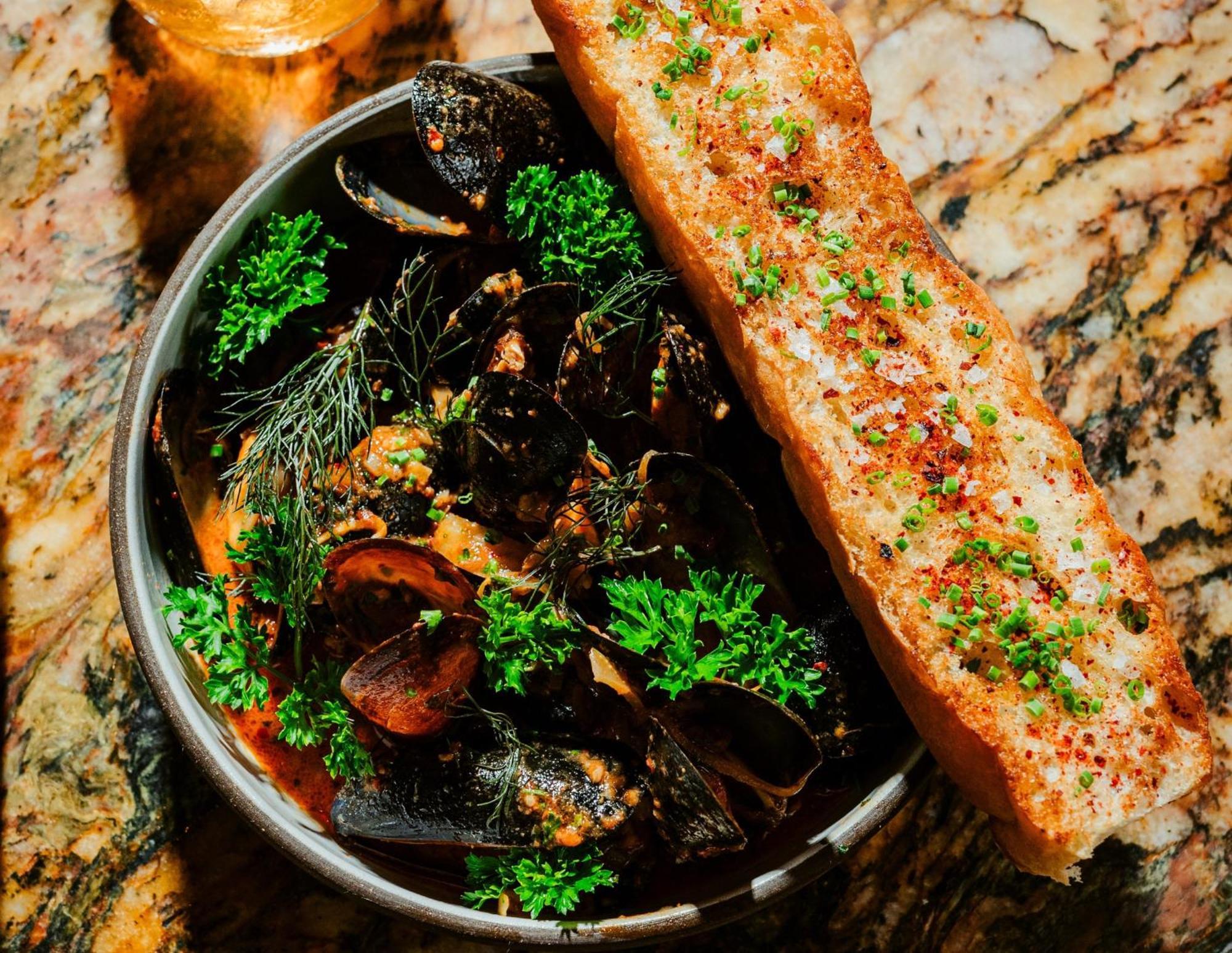 Vignette Collection Yours Truly Dc By Ihg Washington Ngoại thất bức ảnh A bowl of mussels with a slice of garlic bread