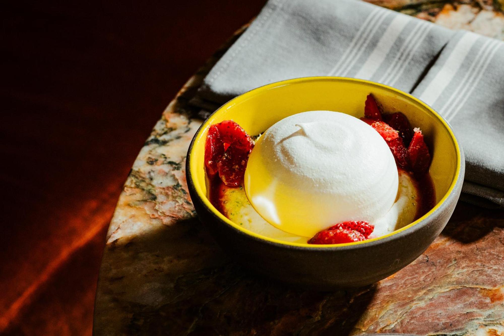 Vignette Collection Yours Truly Dc By Ihg Washington Ngoại thất bức ảnh A bowl of frozen yogurt with strawberries