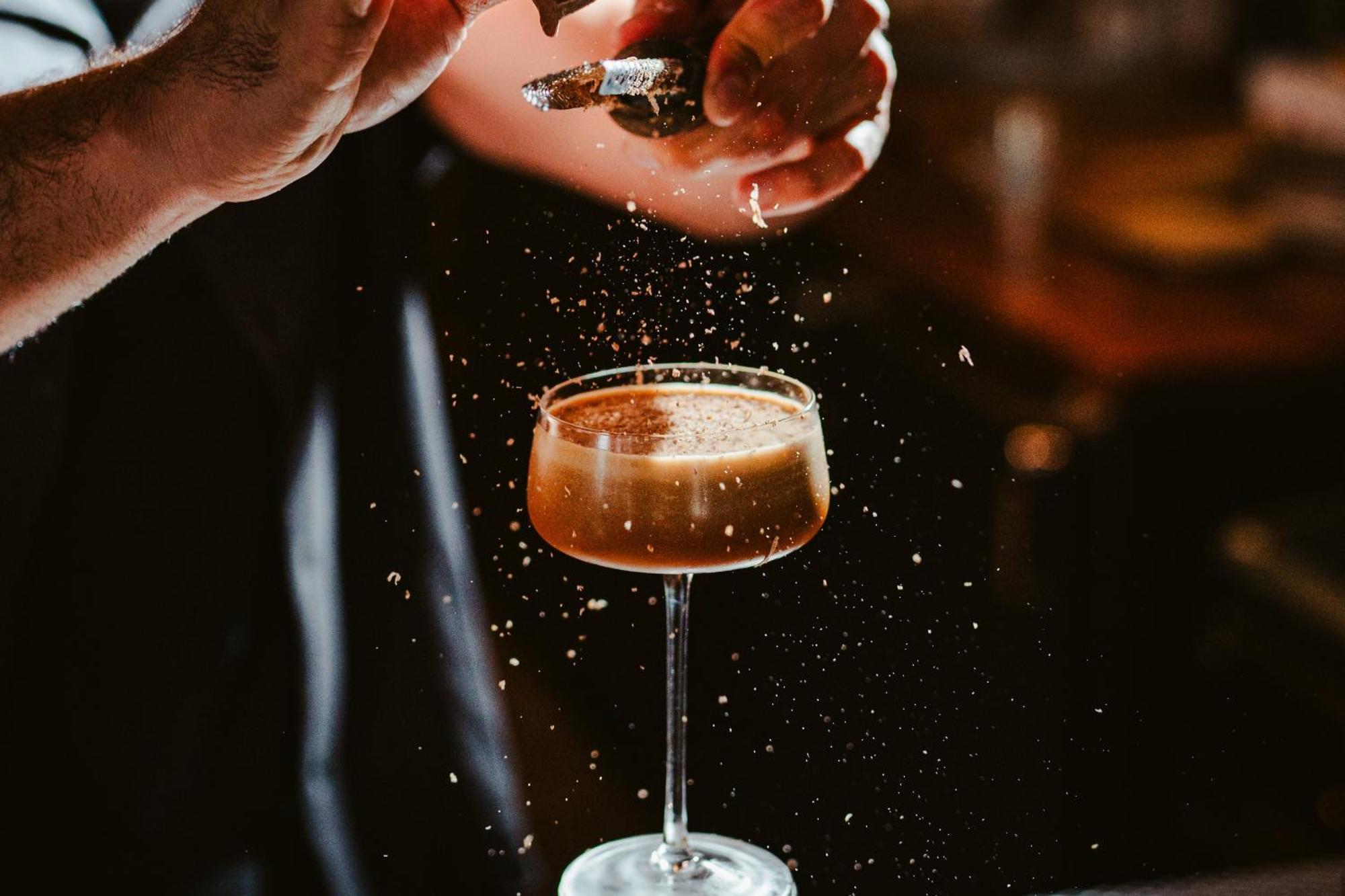Vignette Collection Yours Truly Dc By Ihg Washington Ngoại thất bức ảnh A bartender dusting a cocktail with ground nutmeg