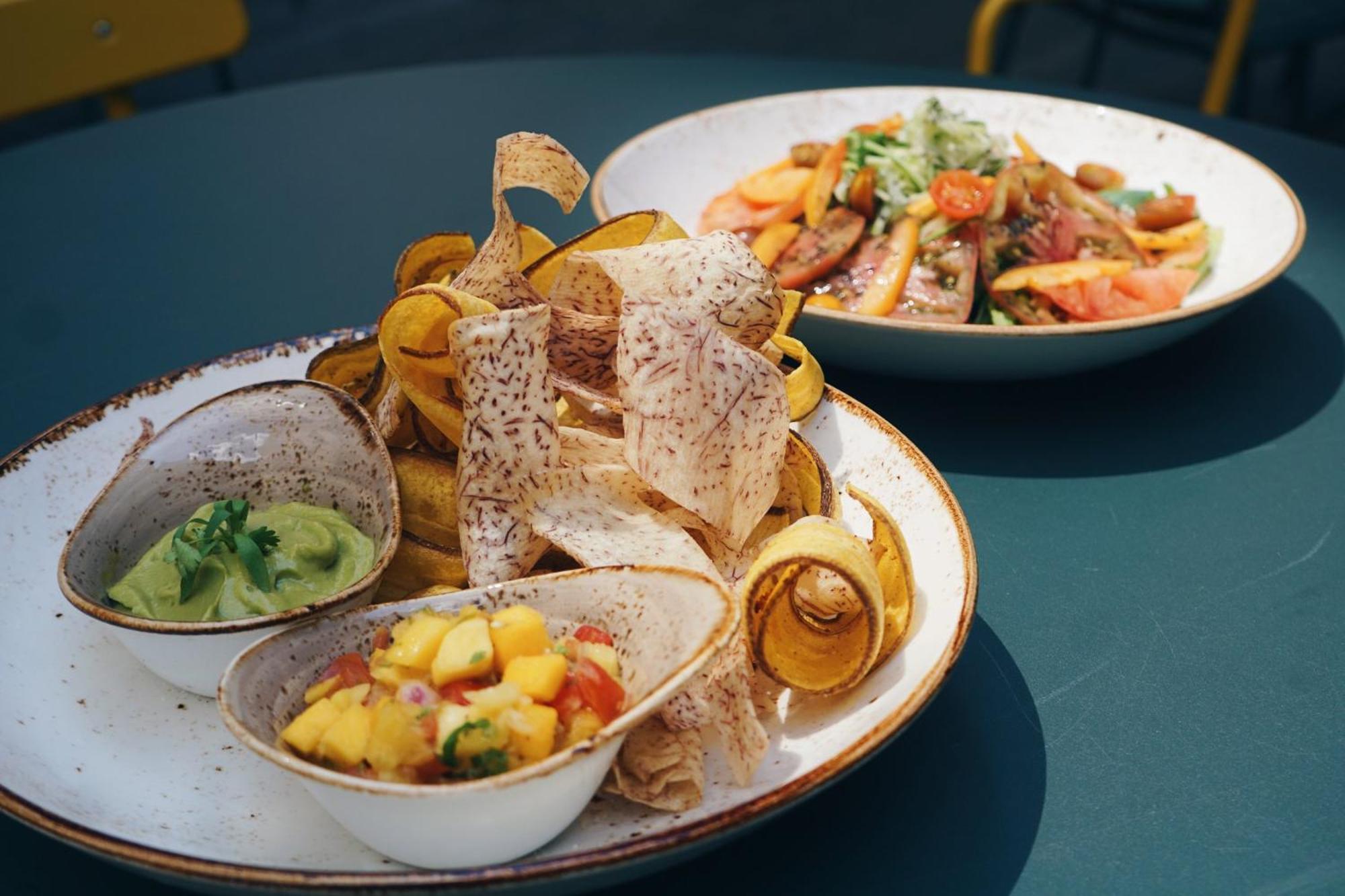 Vignette Collection Yours Truly Dc By Ihg Washington Ngoại thất bức ảnh A plate of nachos with guacamole and mango salsa