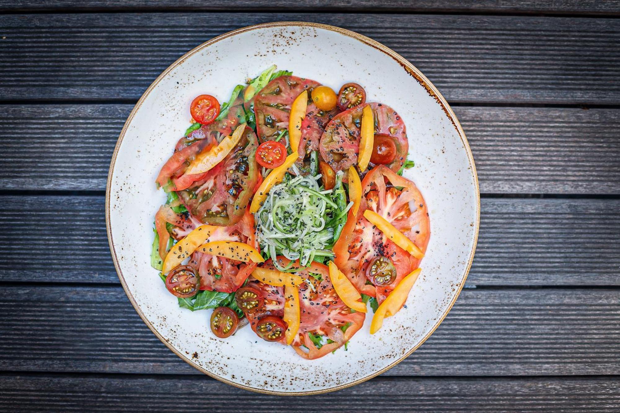 Vignette Collection Yours Truly Dc By Ihg Washington Ngoại thất bức ảnh A salad of tomatoes, bell peppers, and sprouts